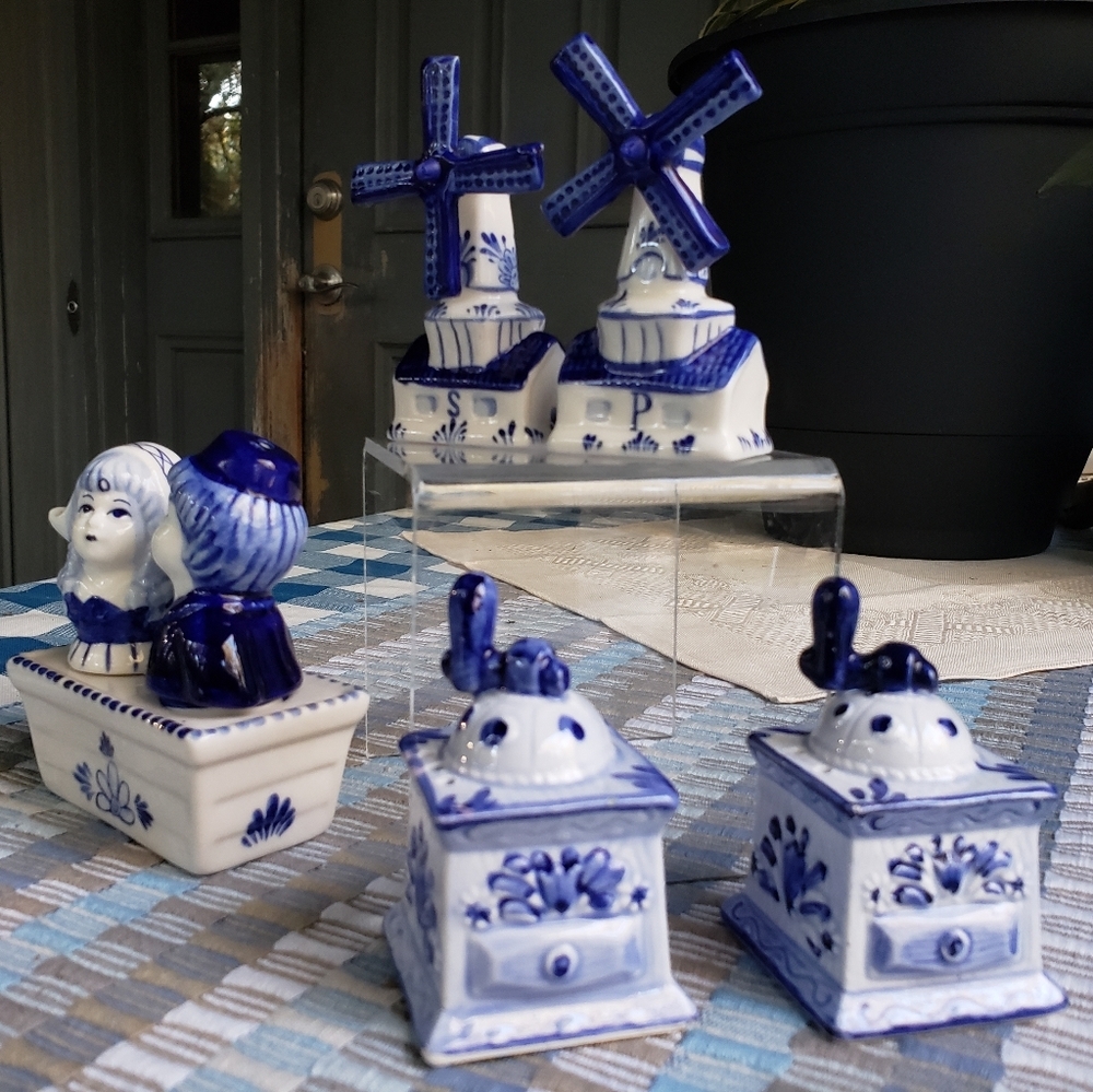 blue And white S&P shakers Vtg